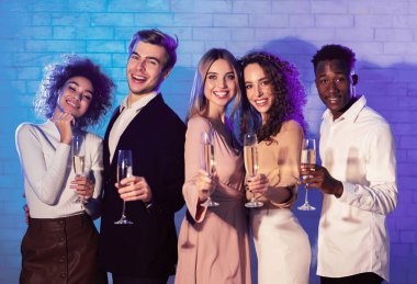 Neşe dolu çeşitli öğrenciler ellerinde kadehlerle doğum gününü şampanya eşliğinde kutluyorlar. Kapalı kapılar ardında kameraya gülümsüyorlar.