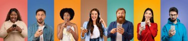 Yedi arkadaştan oluşan bir grup, canlı renkli arka planlara karşı akıllı telefonlarıyla etkileşim kurarken çeşitli duyguları ifade ediyor. Her insan kendine has tarzını ve ruh halini sergiler..