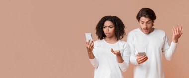 Karıcığım yok. İnternet ya da ağ bağlantısı, sarı arka plan, panorama gibi sorunları olan akıllı telefonlu iki ırklar arası hayal kırıklığına uğramış çift.