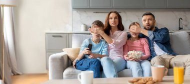 Dört kişilik bir aile oturma odalarındaki bir kanepede oturup heyecan verici bir film izlerken şaşkınlıklarını dile getiriyorlar. İnteraktif ev deneyimini vurgulamak için atıştırmalık ve telefon bulunduruyorlar..