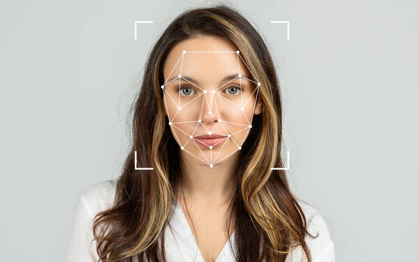 Женщина с длинными волосами стоит лицом к камере, с узором на лице.