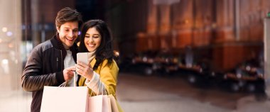 Mutlu çift cep telefonuyla taksi çağırır, hafta sonları alışveriş yaptıktan sonra şehir merkezine yakın yürürler.