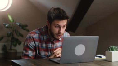 Ciddi genç adam konferansı web kamerasından aranıyor, online öğretmenle görüntülü konuşma, laptop ekranına bakma, merkez ofisteki video konferansı.
