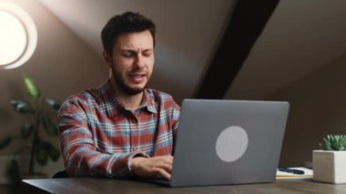 Öfkeli işadamı ortaklarıyla bilgisayar üzerinden konuşuyor, kötü sözleşme şartlarını reddediyor, anlaşmıyor, iş görüşmeleri online konsept