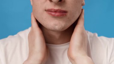 Tanımlanamayan bir adam boynuna masaj yapıyor, kas ağrısı çekiyor, yakın çekim, yavaş çekim.