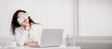 Uykusuzluk. Tembel, verimsiz ofis çalışanı. Gözlerine komik notlar takmış. İş yerinde, fotokopi odasında uyuyor.