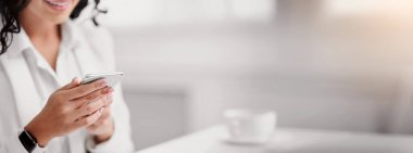 Online sohbet. Gülümseyen güzel bir kadın. Erkek arkadaşıyla mesajlaşıyor. Telefonunu kullanıyor.