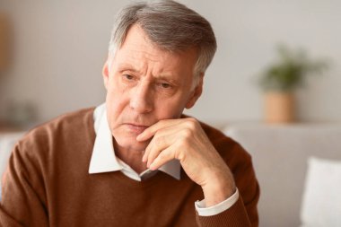 Bunalımda olan yaşlı bir beyefendinin portresi evde koltukta yalnız başına emekli olmayı düşünüyor. Seçici Odaklanma