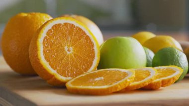 Sağlıklı yaşam tarzı kavramı. Meyve çeşitleri mutfak masasında, kapatın.