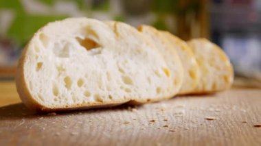 Kırsal mutfak masasında taze pişmiş ekmek, yakın çekim, stop motion