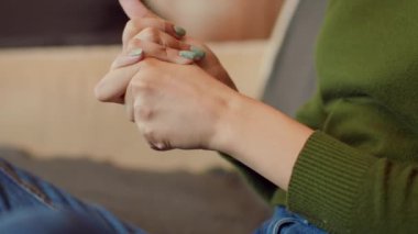 Aile içi vücut bakımı. Siyahi kadının ellerini ovuştururken, bakım kremi sürerken, ağır çekimde...