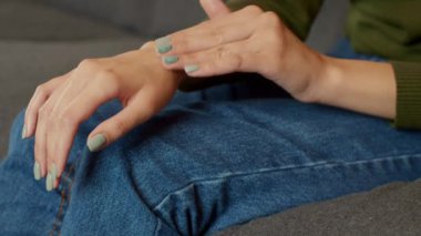 Mevsimlik scincare konsepti. Genç bir kadının ellerine nemlendirici krem sürerken yakın çekim.