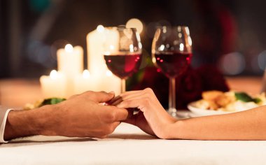 Aşk ve Aşk. Şarap, mum ve güllerin romantik bir randevusu olduğu servis edilen restoranda el ele tutuşan çiftin yakınlaşması.