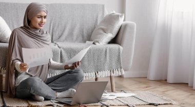 - Anlayamadım. Başörtüsü içinde mutsuz bir Arap kızı, serbest çalışmasında sorunlar yaşıyor, evinde dizüstü bilgisayar ve kağıtlarla yerde oturuyor.