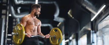 Spor salonunda halter kaldıran yakışıklı çıplak halterci, boş yer, panorama