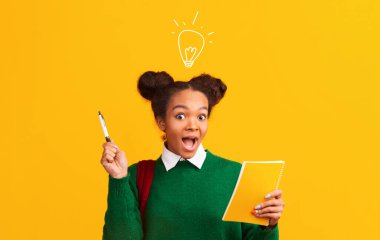 Evreka. Ağzı açık, elinde not defteri olan, kalem, kopyasal alan zeki zenci kızın portresini kapat.