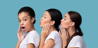 Dedikodu yayılıyor. Turkuaz Stüdyo Arkaplanı Üzerine Üç Karışık Kadın Sırları ve Dedikoduları Paylaşır. Panorama