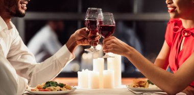 Aşkın şerefine. Afro Aşıklar Romantik Buluşmada Şarap İçen Bardaklar Sevgililer Günü Gecesini Süslü Restoranda Geçiriyor. Panorama, Kırpılmış