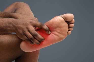 Çıplak ayak kaşınan afro adam, ayak sendromu, mantarın yol açtığı yaygın deri enfeksiyonu, kesilmiş