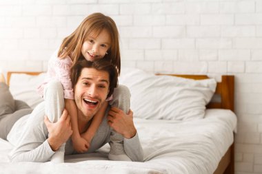 Baba ve kızı hafta sonunu evde birlikte geçiriyorlar. Küçük kız babasıyla yatak odasına dönüyor, boş yer var.