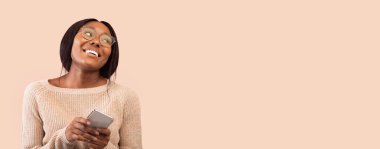 Gülümseyen Afrikalı Amerikalı Kız Akıllı Telefon Kullanıyor Pembe Stüdyo Arkaplanının Üzerinde Duran İnternet Taranıyor. Panorama, Boşluğu Kopyala