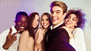Milenyum İnsanları Selfie Yapıyor V işaretli kapalı mekanda eğleniyor. Panorama