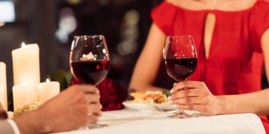 Romantik randevu. Tanımlanamayan Afro-Amerikalı çift, ellerinde gözlükleriyle sevgililer günü yemeği yiyorlar. Panorama, Kırpılmış