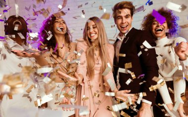 Parti zamanı. Neşeli Çeşitli Arkadaşlar Düşen Konfeti Altında Eğleniyor Yeni Yılı Kutluyor ya da Noel Tatili Kapalı Kapalı Kapıda