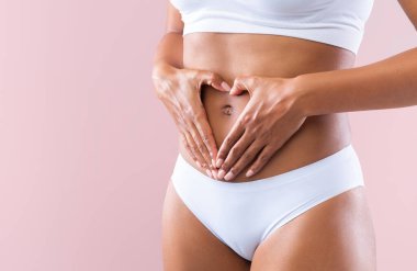 Kırpılmış siyah kadın görüntüsü kalp şeklinde, elleri ince göbeğinde, vücut konseptime bayılıyor.