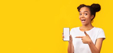 En iyi uygulama. Boş akıllı telefon ekranını gösteren mutlu Afrikalı gençler. Panorama, boş alan