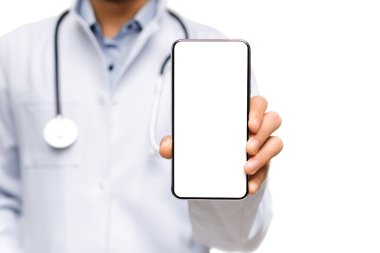 Sağlık hizmetleri teknolojileri. Tanımlanamayan erkek doktor elinde boş ekran ile modern akıllı telefon tutuyor.