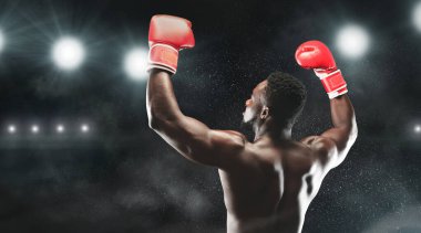 Avcı kazanan. Boks eldiven ellerini yükseltmek Afrika Boxer, stadyumda seyirci zafer gösteren, boş alan