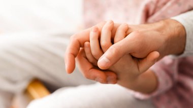 Küçük kızın babasının elini tutması, ev geçmişi, aile kavramı.