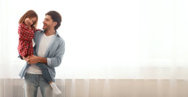 Sevgi dolu bekar baba, tatlı kızını kucağında eve taşıyor, boşluğu kopyalıyor.