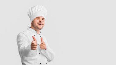 Hey, sen. Aşçı adam kamerayı işaret ediyor ve stüdyoda beyaz arka planda poz veriyor. Panorama