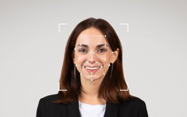 Profesyonel kıyafetli bir kadın, yüzüne yüz tanıma kalıpları yerleştirilirken gülümser..