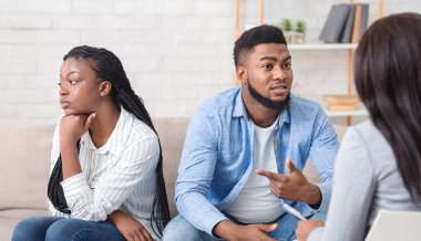 Afro Kocanın Aile Sorunlarını Paylaşması Rahatsız Karısının Yanında Oturarak Danışmanlık Ofisinde Seçici Odaklanma