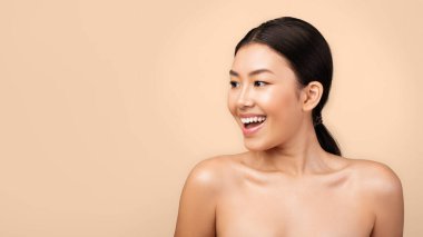 Neşeli, gülümseyen genç Japon bayan. Arka planda üstsüz fotokopi çekimine yan bakıyor. Doğal Kadın Güzellik Konsepti, Vücut Bakımı Kozmetik Ürünleri Reklam Bayrağı. Panorama