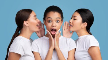 Söylentiler. Üç Karışık Bayanın Turkuaz Arkaplanda Dedikoducu Sırlar Paylaşması. Panorama, Stüdyo Çekimi