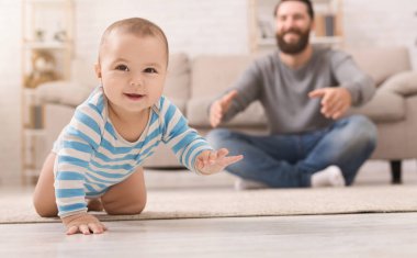 Benimle oyna. Bebek Çocuk Baba oğlu, izlerken evde, yerde sürünerek kopyalama alanı