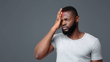 Beyin hastalıkları kronik şiddetli baş ağrısına neden olur. Genç siyah adam yorgun ve stresli, zihinsel sorunları var, tıbbi konsept