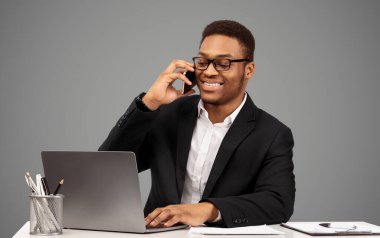 Ara veriyoruz. Mutlu siyahi işadamı ortaklarıyla cep telefonunda konuşuyor, dizüstü bilgisayar kullanıyor. Boşluğu kopyala