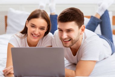 Hafta sonu. Milenyum Çifti, dizüstü bilgisayarı kullanarak yatakta uzanıp film izleyerek hafta sonunu evde geçiriyor. Seçici Odaklanma