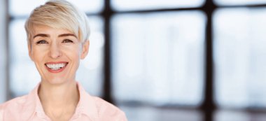 Modern Ofisteki Pencerenin Yakınındaki Kameraya Gülümseyen Orta Çağ İş Kadını. İş Adamları Portresi. Seçici Odaklanma, Boşluk Boşluğu