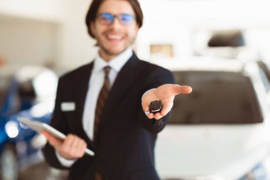 Otomobil Kiralama Ofisinde Duran Kameraya Otomatik Anahtarı Gösteren Satıcı. Kopyalama Alanı, Seçici Odaklanma