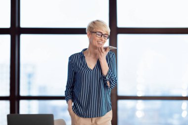 Modern Ofiste Smartphone Voice Asistan Kullanan İş Kadını. Şirket Yaşam Tarzı