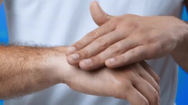 Bir insan eline küçük bir miktar nemlendirici sürüyor, parlak, davetkar bir alanda kendine bakımı vurguluyor. Cilt bakımına ve sağlıklı cilt bakımına odaklanılır..