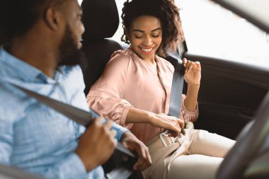 Araba Kemerleri Giyen, Araba Denetleme Otomobili satın alan Otomobil Dükkanı 'nda oturan Mutlu Afro Çiftler