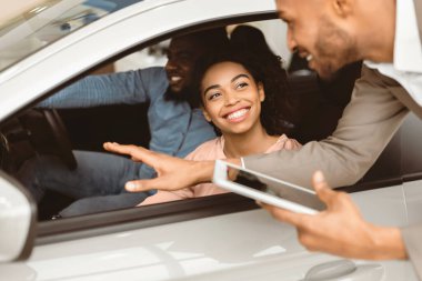 Test sürüşü Araba Alıcıları Çifti Oto-Araba Dükkanında Satıcıyla Yeni Aile Otomobili Seçiyor. Seçici Odaklanma