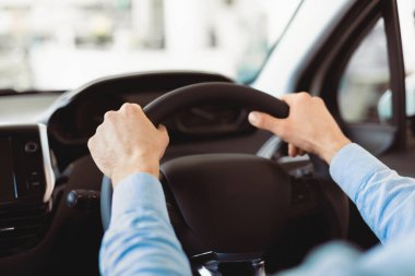 Araba sürüyorum. Erkek Ellerinin Kapanışı, Direksiyon İçi Otomobil